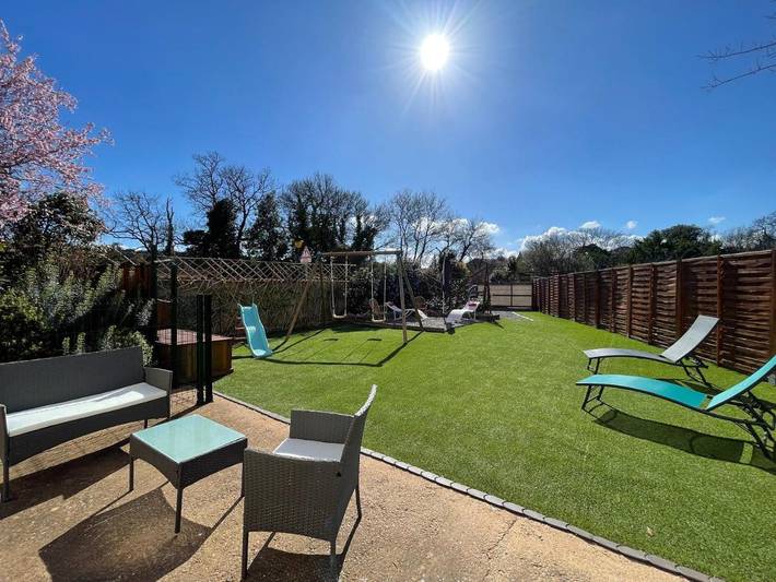 Location de vacances pour 3 personnes, avec Jacuzzi et Terrasse ainsi que Jardin et Piscine à Cazedarnes