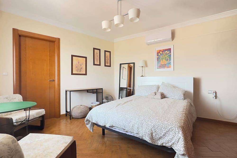 Entire apartment, Delightful 2-bedroom flat with Ac, sea & mountain views in Canillas de Aceituno in Canillas de Aceituno, Málaga Province