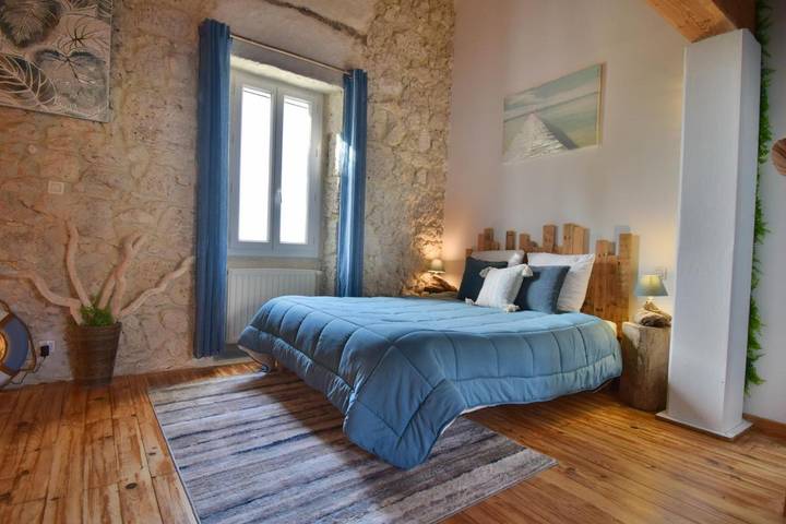 Location de vacances pour 4 personnes, avec Jacuzzi et Terrasse ainsi que Jardin et Piscine à Castelnau-sur-l'Auvignon