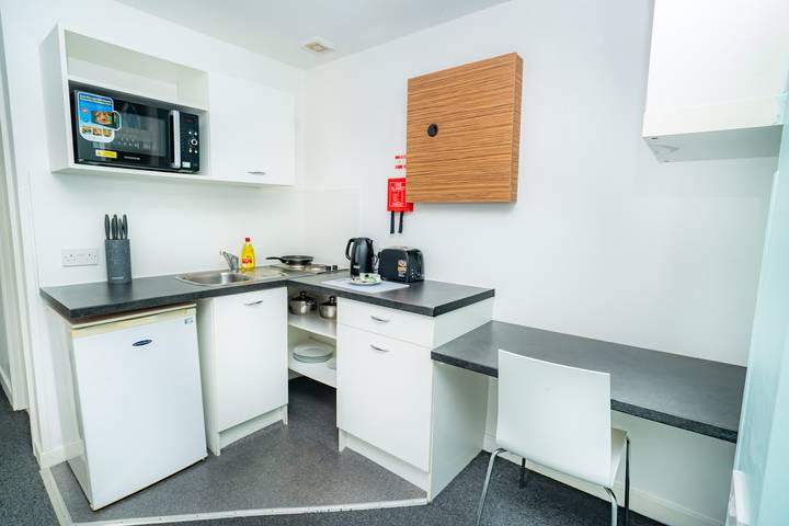 Entire holiday apartment, Lovely Modern Central Coventry Budget Studio in Coventry, Birmingham Area