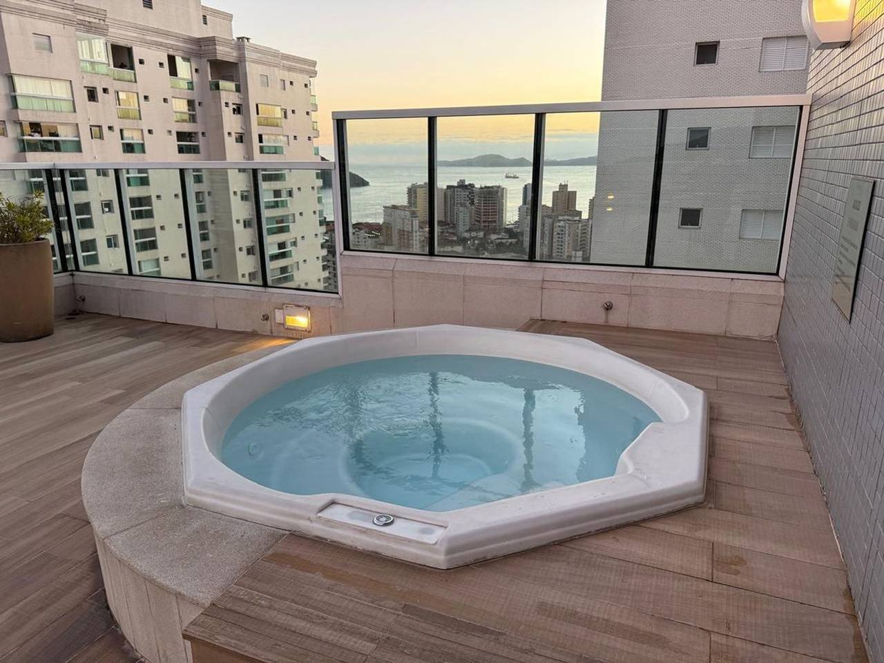Appartamento intero, Apto Com Piscina e Hidro a 500m da Ponta da Praia in Santos, Baixada Santista