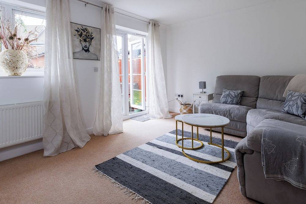 Comfortable 4-bedroom home / park view / pet friendly / close to the hospital in Aylesbury, Chiltern Hills