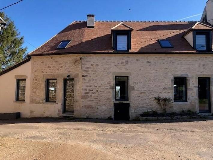 Geräumiges Ferienhaus mit beheiztem Privatpool in Avallon, Naturpark Morvan