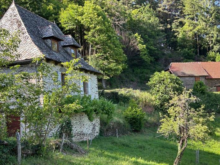 Location de vacances pour 3 personnes, avec jardin et vue à Cassaniouze