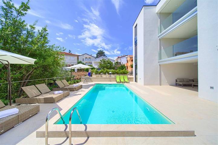 Entire apartment, Villa Celeia - Luxurious second floor apartment with heated pool in city centre of Krk in Krk Town, Krk