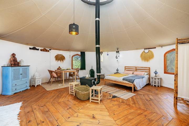 Yurta de vacaciones 'Eco Yurta Lanjarón' con vistas a la montaña y piscina compartida in Lanjarón, Cordillera Penibética