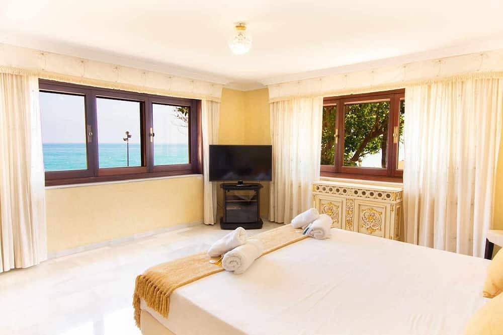 Castle Beach House. Luxury beachfront villa in Playa del Castillo (Fuengirola), Fuengirola