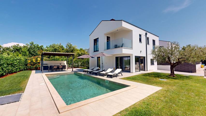Ferienhaus für 6 Personen, mit Balkon/Terrasse und Garten sowie Pool in Nova Vas