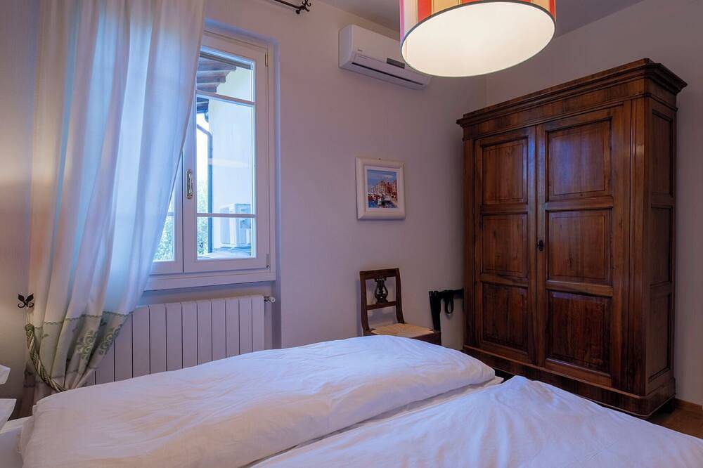 Alleinstehendes Ferienhaus mit privatem Pool,  W-Lan, Sauna, Klimaanlage, Veranda, bei Sirmione in Padenghe sul Garda, Gardasee-Berge