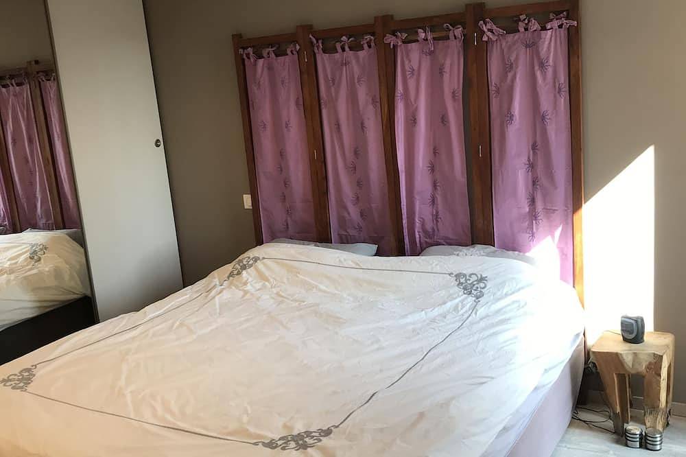 Beautiful  villa not overlooked, quiet, large heated pool, and open view in Sainte-Anastasie-sur-Issole, Brignoles region