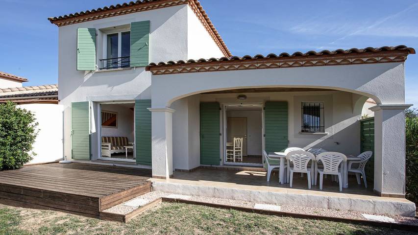 Location de vacances pour 9 personnes, avec piscine et jardin à Homps