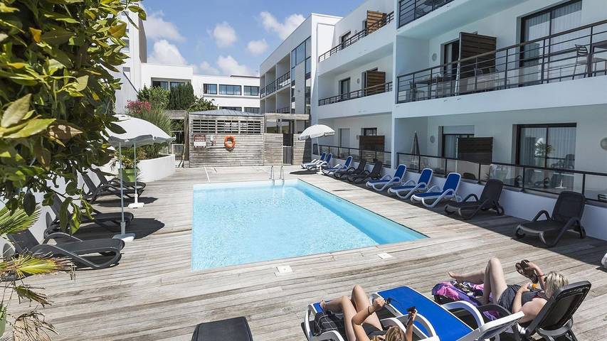 Location de vacances pour 6 personnes, avec piscine et balcon/terrasse à La Rochelle