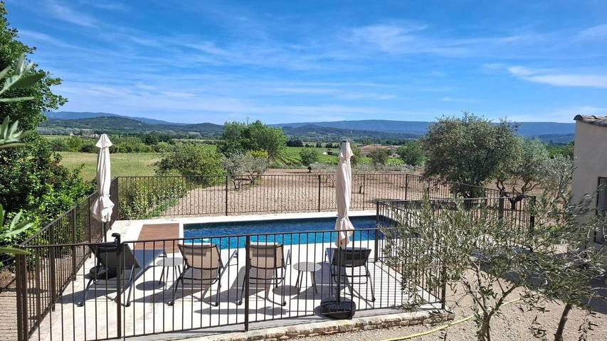 Location de vacances pour 4 personnes, avec vue ainsi que terrasse et piscine à Joucas - 3