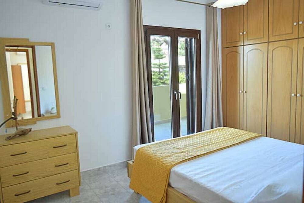 Ganze Wohnung, Zoe's House w/ Panoramic View 2 Br Ac 5min Walk Dt in Karpathos