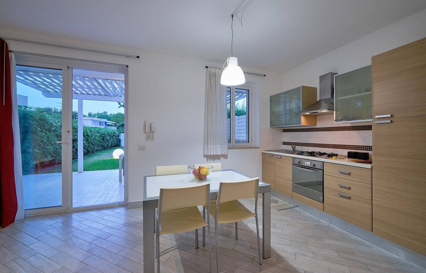 Entire apartment, Maestrale, holiday home with garden 100 meters from the sea in Ragusa, Ragusa Province