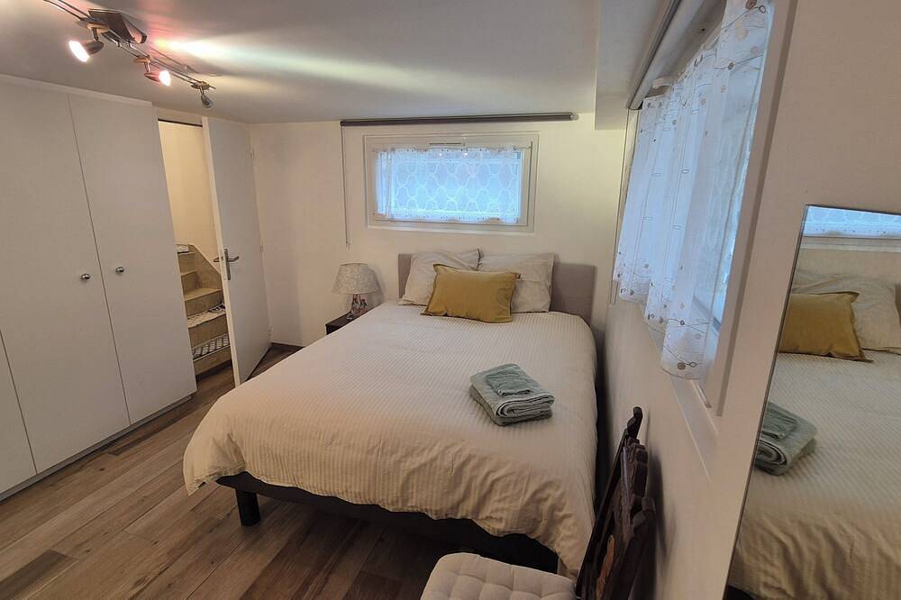 Entire apartment, Chambre Meuble tourisme. Tv, Wifi, bathroom/Wc and private access in Champigny-sur-Marne, Val-de-Marne