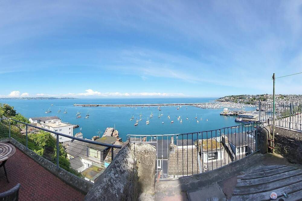 Spacious town house with commanding views over all of Torbay. in Brixham, Torbay