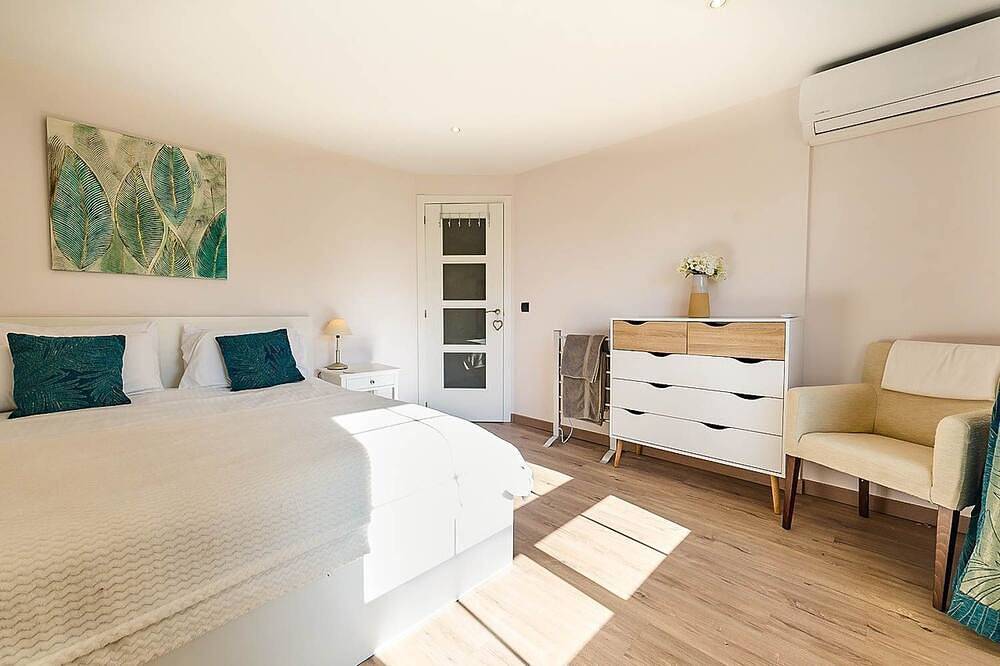 Boutique Alicante - Cinco Habitaciones Villa, Capacidad 11 in Busot, Costa Blanca