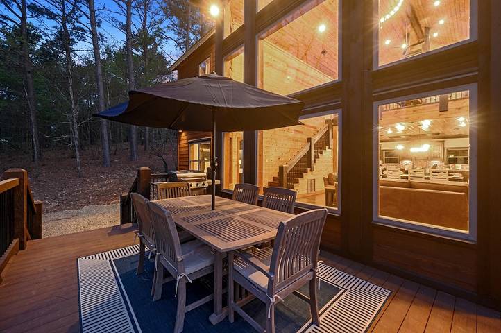 Vacation rental for 16 people, with pool and balcony as well as hot tub in Broken Bow Lake