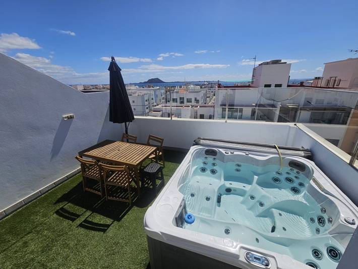 Apartamento entero, Casa de vacaciones Falco 3 con vistas al mar, terraza y Wi-Fi in Puerto de Corralejo, La Oliva