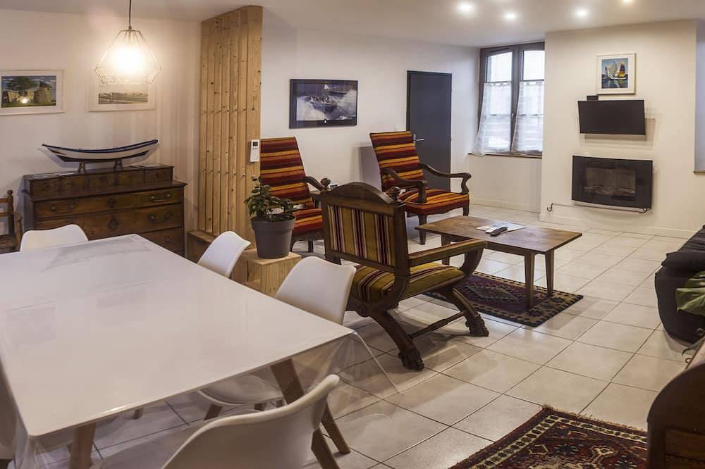 Appartement entier, La Meilleraye appartement spacieux Rdc avec terrasse, centre ville in Port-Louis, Côte des Mégalithes