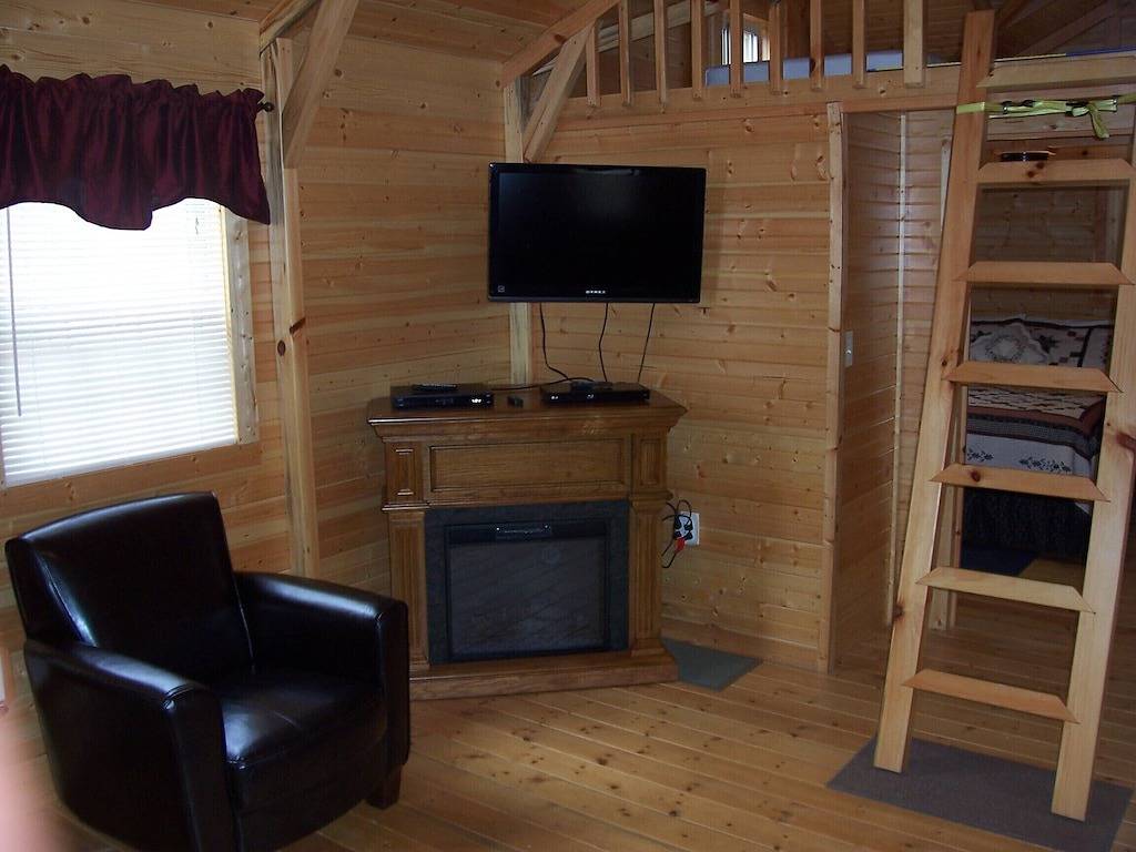 Spacious 740 sq ft Cabin w/ Deck, Fire Pit & Disc Golf — Mins from Mammoth Cave in Mammoth Cave Nationalpark