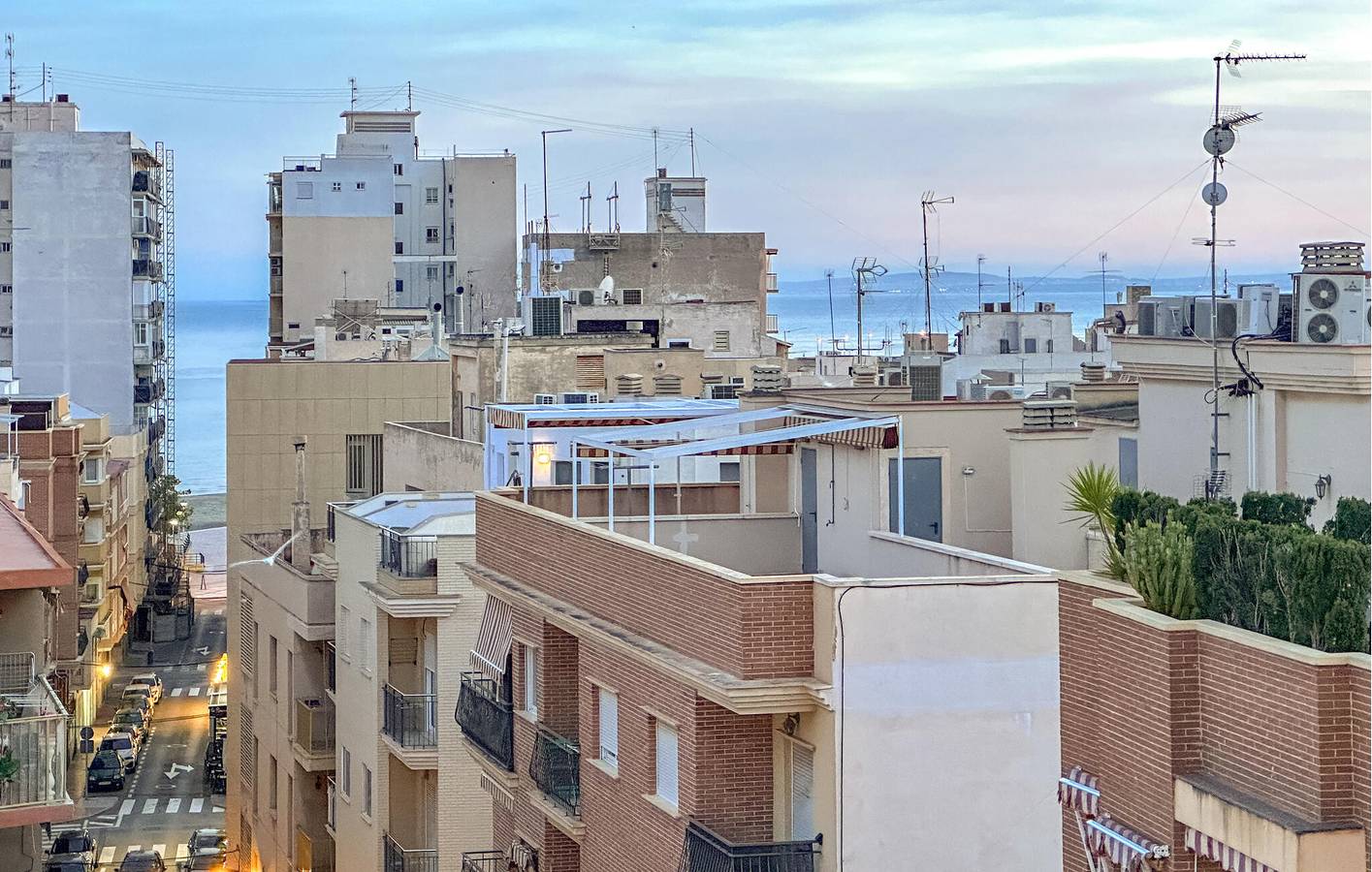 Apartamento vacacional entero, Terraza junto a la playa: Apartamento de 65 m2 con aire acondicionado, congelador e Internet in Santiago Bernabeu, Santa Pola