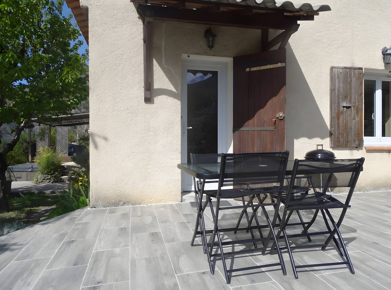 Casa Vacacional 'Les Iris' con Vista a la Montaña, Terraza Privada y Wi-Fi in La Robine-sur-Galabre, Alpes de Alta Provenza
