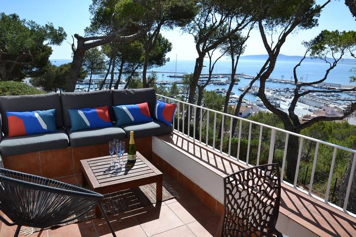 Apartamento para 6 personas, con Vistas al mar y Terraza además de Jardín y Piscina en Rocamaura