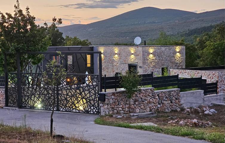 Geräumige 2-Zimmer-Wohnung mit Pool, Terrasse und WLAN in Dalmatinisches Zagora