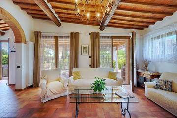 Villa for 8 Guests in Siena, Siena Province, Picture 1