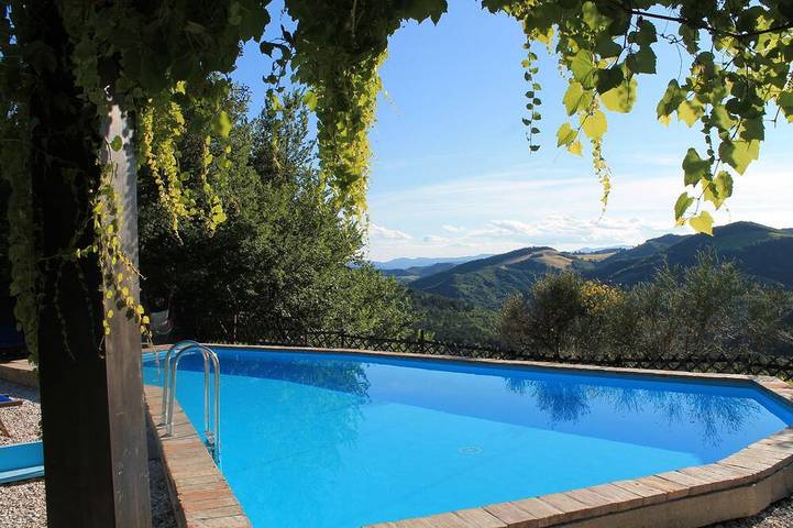 Agriturismo per 4 persone, con giardino e terrazza in Urbino