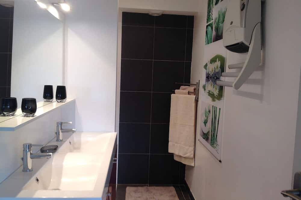 Appartement entier, En Béarn entre mer et montagne-piscine int privée,chauffée. in Gan, Béarn