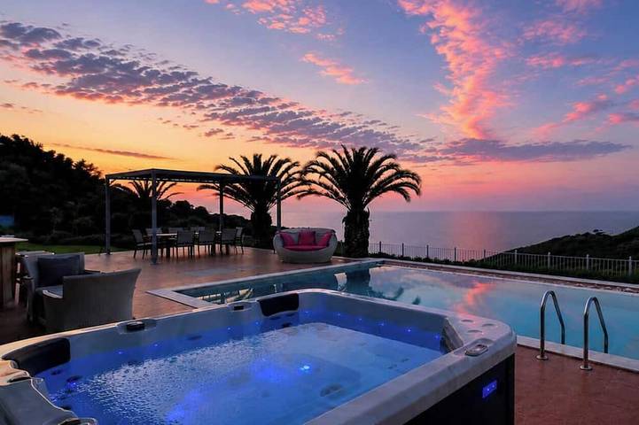Villa für 10 Personen, mit Garten und Whirlpool sowie Balkon - 1
