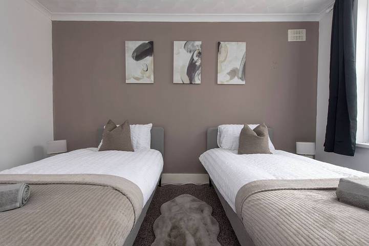 Modern 3-Bed | Sleeps 8 | Fast Wifi | Parking | Pool Table in Rochester, Kent Downs