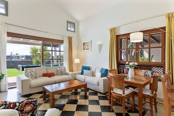 Holiday Home Villa Ambar Cherry with Sea View, Heated Outdoor Pool in Montaña Roja, Yaiza