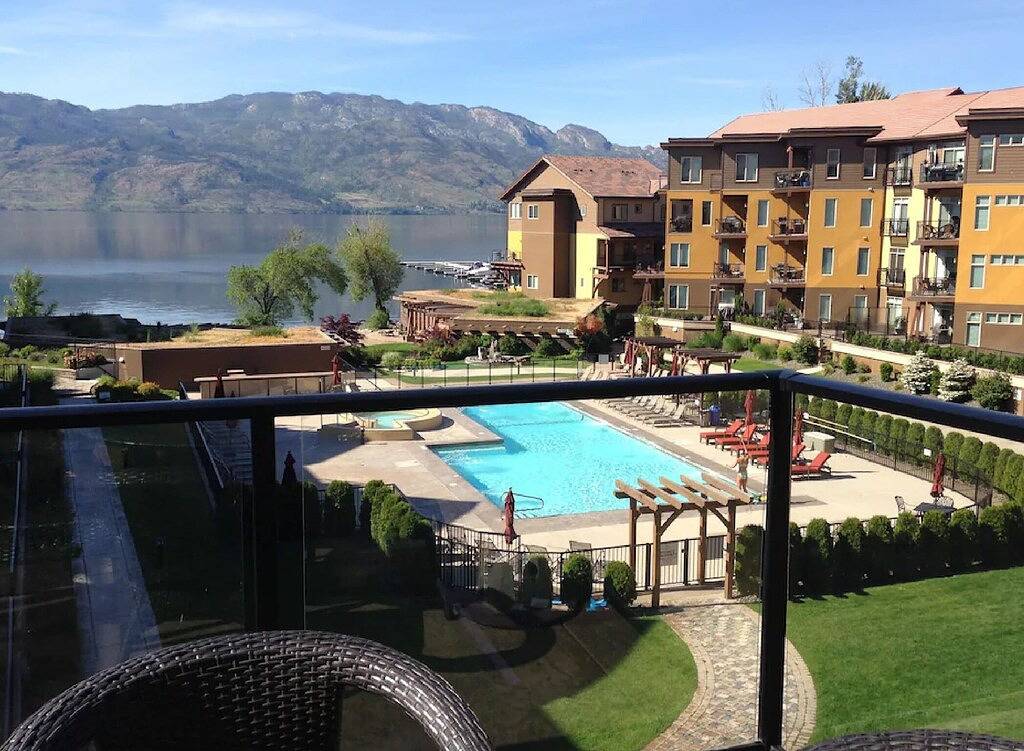 Ganze Wohnung, Deluxe 2 floor Lakefront Condo with Pool in West Kelowna, Crystal Mountain