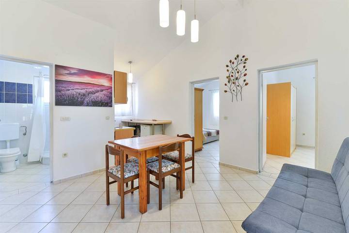 Ferienwohnung für 5 Personen, mit Balkon und Balkon/Terrasse sowie Garten in Privlaka - 4