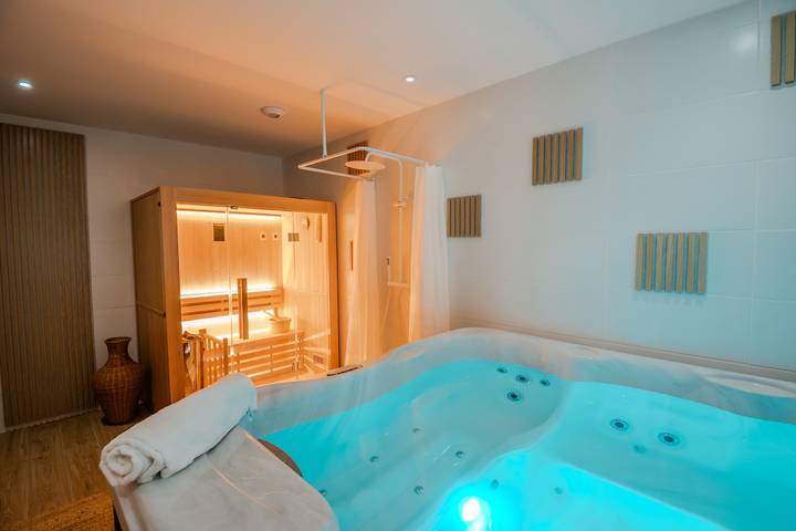 Ferieudlejning for 6 personer, med jacuzzi og sauna samt have i Normandiet