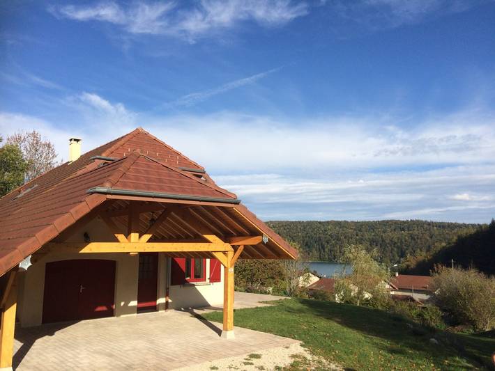 Gîte pour 9 personnes, avec Terrasse ainsi que Jardin et Vue sur le lac à Le Frasnois