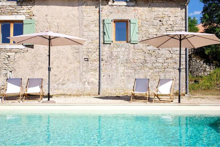 Location de vacances pour 4 personnes, avec jardin ainsi que vue et piscine à Calvignac