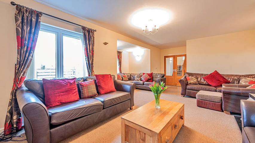 Vacation rental for 14 people, with yard in Wales
