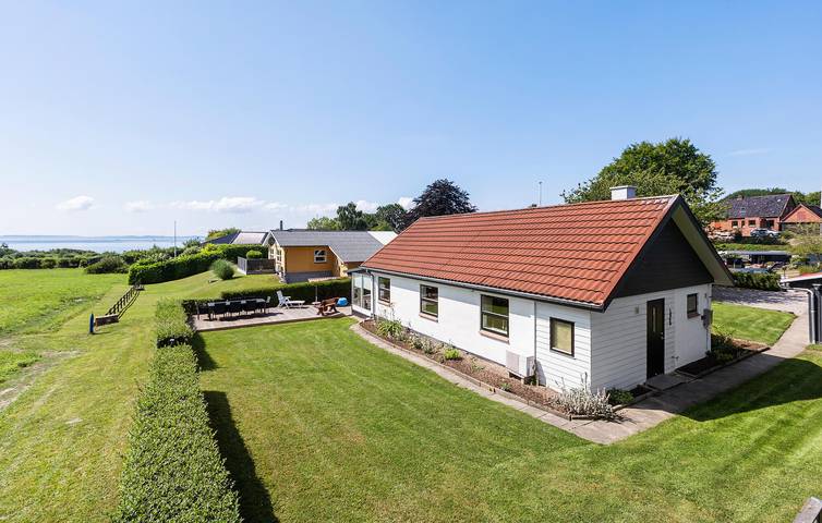 Feriehus for 6 personer, med have og terrasse - 1