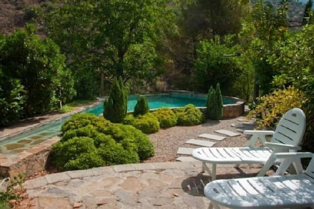 La Casita para seis, con piscina privada, entre montañas ,frente a la cascada. in Torres (Jaén), Sierras Subbéticas