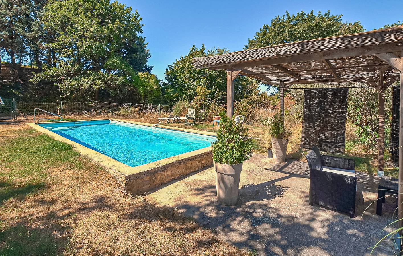 Alquiler de vacaciones con vistas a la montaña, piscina y WiFi in La Tour-d'Aigues, Parque natural regional del Luberon