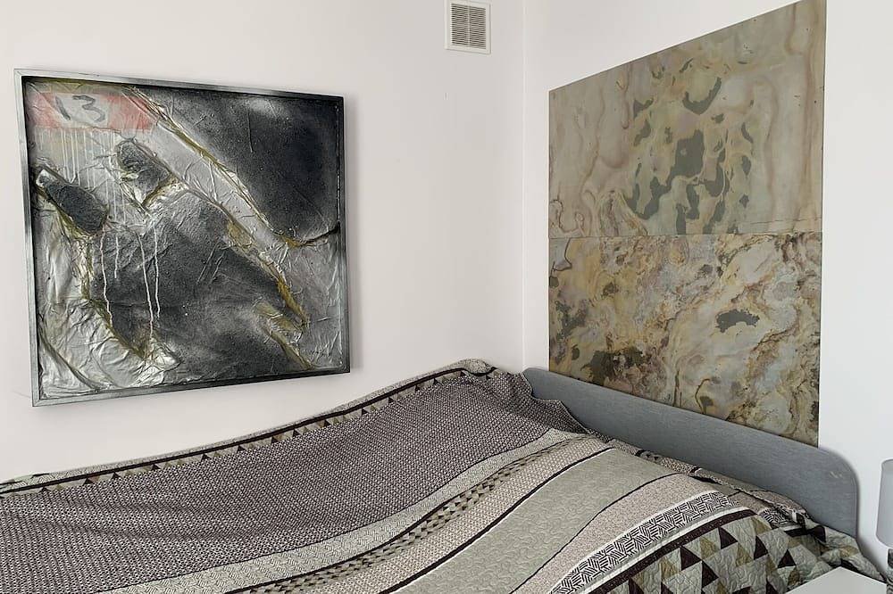 Entire apartment, Urban Comfort Oasis: Modern 2-Bedroom Art Apartment with Balcony in Warsaw Śródmieście, Warsaw