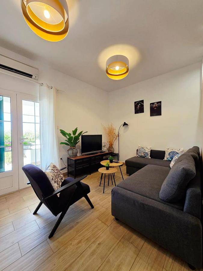 Villa for 4 people, with view and garden, with pets on Vis