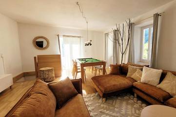 Cottage pour 7 personnes, avec vue ainsi que jardin et piscine, adapté aux familles à Alzon