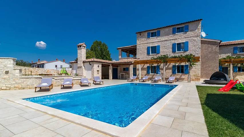 Ferienhaus für 20 Personen, mit Pool und Garten sowie Terrasse