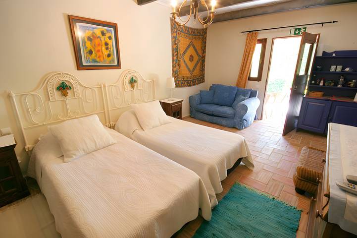 Room for 2 people, with Balcony and Garden in Faro District